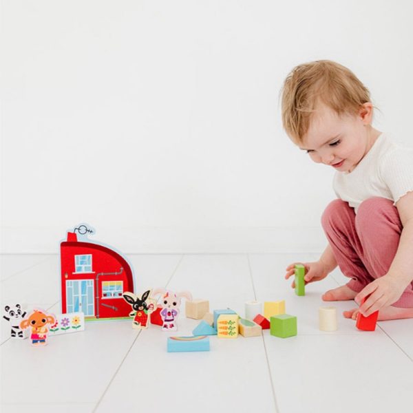 1840193 Bambolino Toys Bing houten blokken sfeerfoto kind met blokken