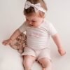 24033004 Frogs and Dogs t-shirt always happy off white sfeerfoto zittend meisje