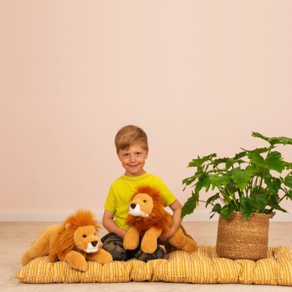 904786 Hermann Teddy Collection knuffel Leeuw liggend 45 cm sfeerfoto