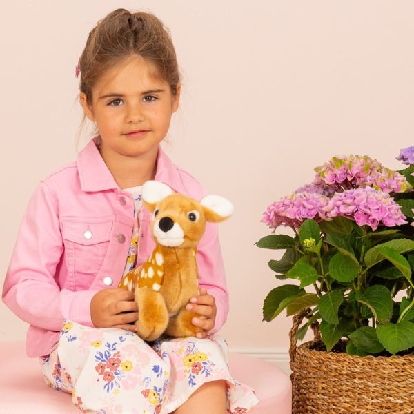 908500 Hermann Teddy Collection knuffel hert liggend 28 cm sfeerfoto met bloemen