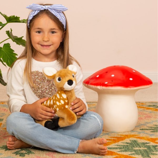 908500 Hermann Teddy Collection knuffel hert liggend 28 cm sfeerfoto met paddestoel