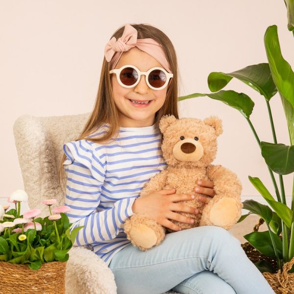 913894 Hermann Teddy Collection knuffel teddy zandkleur zittend 22 cm sfeerfoto meisje met zonnebril