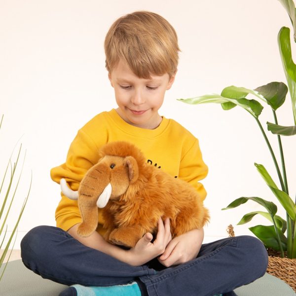 945000 Hermann Teddy Collection knuffel mammoet 30 cm sfeerfoto met jongen