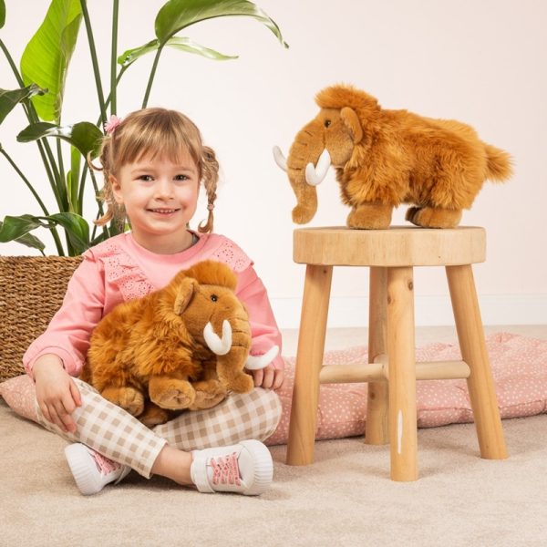 945000 Hermann Teddy Collection knuffel mammoet 30 cm sfeerfoto met meisje