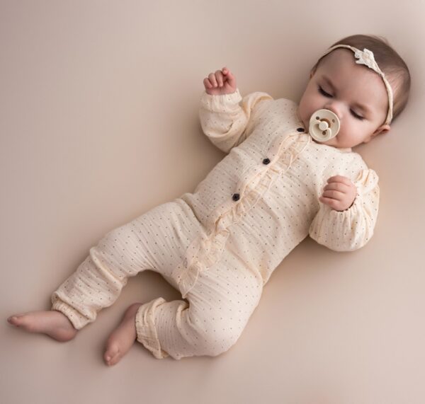 24085007 onesie dots amour beige sfeerfoto