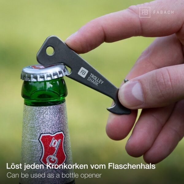 X0013GVLP1 Fabach winkelwagenafnemer Trolley Shark zwart met flesopener sfeerfoto flesopener